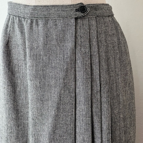 Evan-Picone Knee Length Wool Skirt with Side Button Closures - Picture 4 of 5